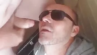 Er cruist in einer öffentlichen Toilette