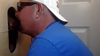 Latino liefert große Ladung im Gloryhole