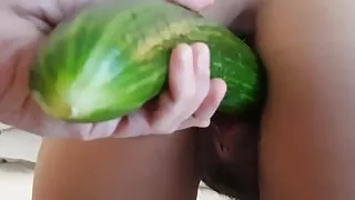 Meine asiatische Frau zum zweiten Mal mit Gurke