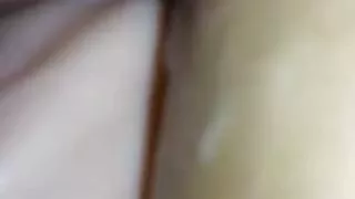 Aflojandole el culo con su juguete