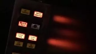 Gloryhole in der Videothek wichst und wartet auf einen Schwanz