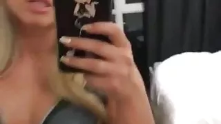 Jessy Erinn- se exhibe con su camara en su departamento