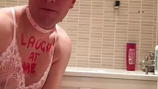 Fotze spült ihre Männlichkeit weg