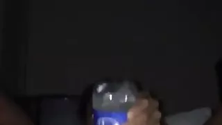 se masturba con botella de agua hasta correrse a chorros