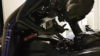 Gebundener Latex-Gimp bekommt eine interessante Überraschung