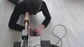 Anal- und Gesichtsfick vor extrem großen Spielzeugen