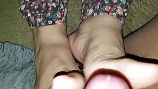 Toe tapping Indian toejob