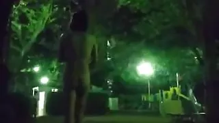 desnuda en la oscuridad