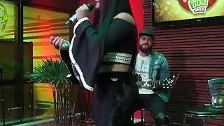 Perlla cantora muito gostosa