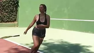 Leila Lowfire beim Tennis
