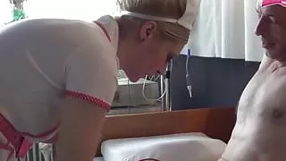 Deutsche Krankenschwester untersucht Patienten - amateur