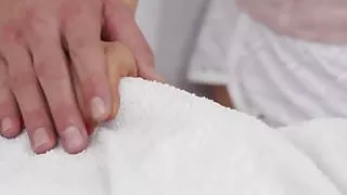 Geiler Bi-Masseur pflügt männlichen Arsch in MMF-Trio