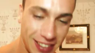 Schwanz streichelnder Euro-Bolzen im Hotelzimmer