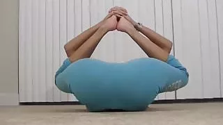 Mein runder Hintern dehnt diese Yogahosen wirklich aus JOI