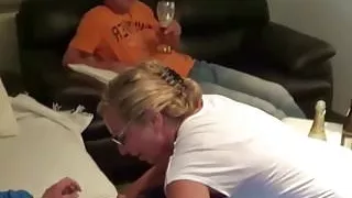 Deutsche Mutter fickt den Pizzajungen und der Mann guckt zu