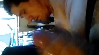 Solo strokeoff trägt Netzstrümpfe Strümpfe