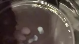 Thailändisches Mädchen CUMS in Glasplatte