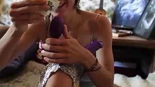 Yanks Hairy Honey Roe Plays With Her Plastic Penis