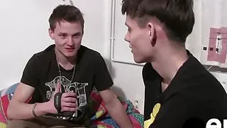 Scharfer Emo-Twink gibt einem Freund einen unvergesslichen Blowjob