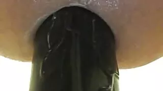 Riesiger Dildo Nahaufnahme Arschdehnung