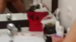 je presente une copine a mon pote