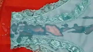 Sperma auf dem Höschen der Schwiegermutter