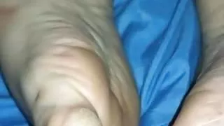 Zu ihren Füßen und Muschi spielen