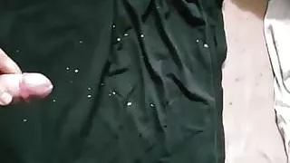 Ein weiteres schwarzes Hemd beschmutzen