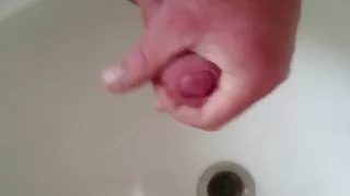 in das Waschbecken gewichst