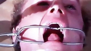 sous-merde aime la pisse de Mistress