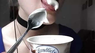 Cute girl licks cream - Une jolie fille leche de la creme
