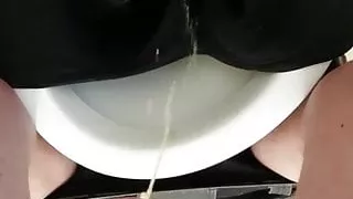 Auf den BH der Ehefrau pissen