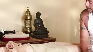 Massage loving babe tricked by her masseur
