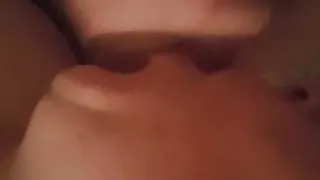 Frau schluckt ihren Schwanz