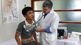 Old daddy receives more than a massage from Asian twink