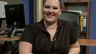 Molliges Sub-Babe in einem Dreier gefickt