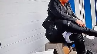 Mistress test ses nouvelles bottes