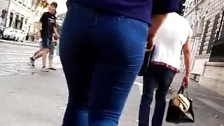 Mature lady nice ass