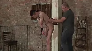 Gefesselte junge Sklavin bekommt von ihrem Meister ein hartes Paddel verpasst