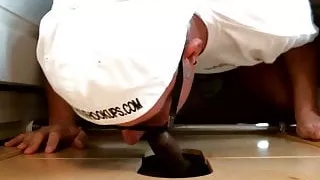 Verheirateter Latino-Typ zurück im Gloryhole