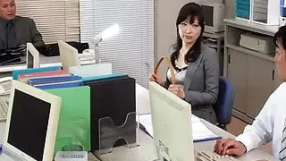 Das Büro ist der beste Ort, um ein paar steinharte Schwänze zu lutschen