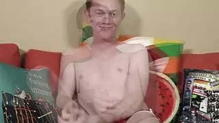 Gut aussehender Twink hat Spaß mit einem Dildo nach einem Vorstellungsgespräch