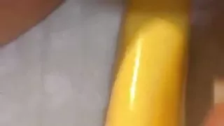 Eine Ärztin spielt mit einer Banane