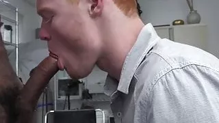 Rothaariger Kerl, der von Bargeld verführt wird, vergnügt sich mit einem schwarzen Monsterschwanz