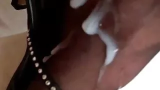 Füße in Nylons und Stöckelschuhen zusammenlegen