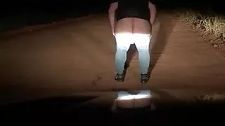 Ehefrau filmt Sissy-Ehemann im Freien