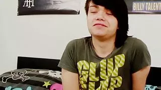 Arschfressender Twink spielt mit seinem großen ungeschnittenen Schwanz solo