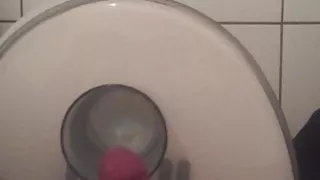 Cumshot in einem Glas Wasser