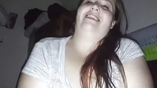 Mollige Puppe streichelt einen fetten Schwanz zum Abspritzen