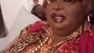 Weibliche Maske spielt mit ihrem Schwanz